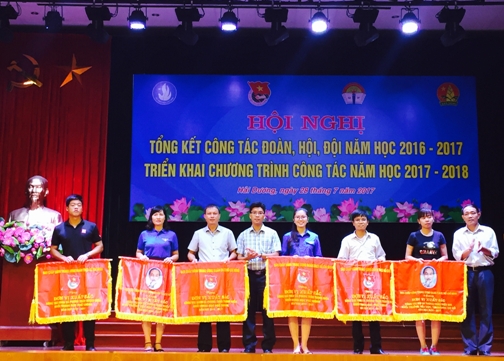 Đồng chí Nghiêm Xuân Tuấn, Phó Bí thư Tỉnh đoàn, Chủ tịch Hội Đồng Đội tỉnh trao Cờ thi đua Hội Đồng Đội Trung ương cho các tập thể có thành tích xuất sắc